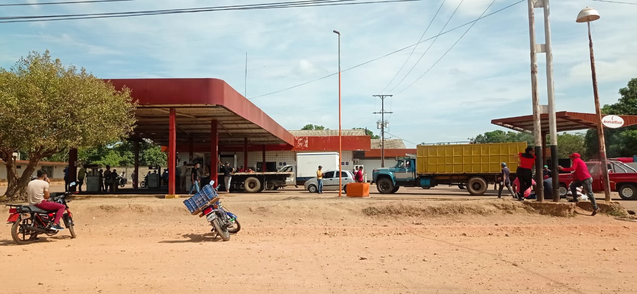 La odisea que viven en Calabozo para surtir combustible (Imágenes)