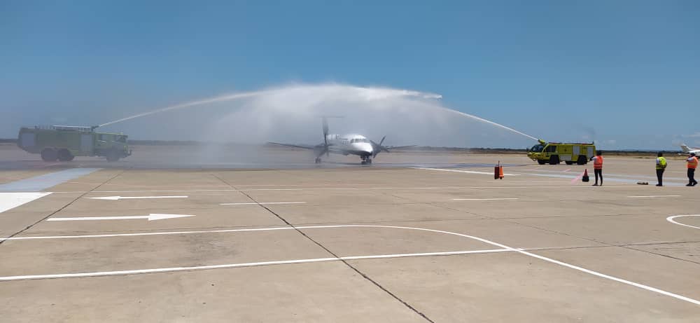 Con dos pasajeros y una hora de retraso, arribó el primer vuelo comercial entre Curazao y Venezuela