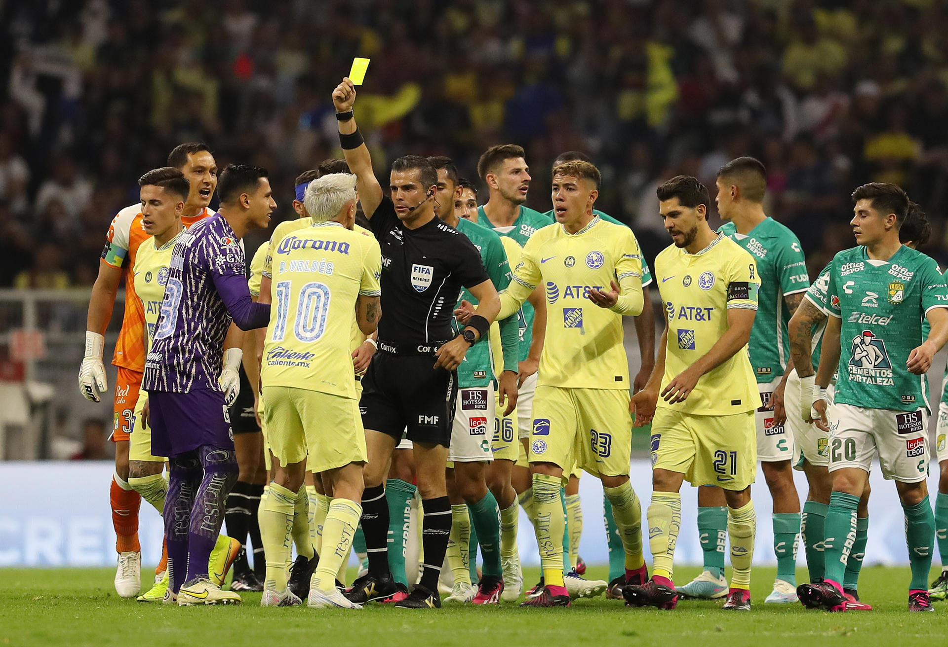 Este será el castigo para el árbitro que le dio un rodillazo a jugador en el fútbol mexicano