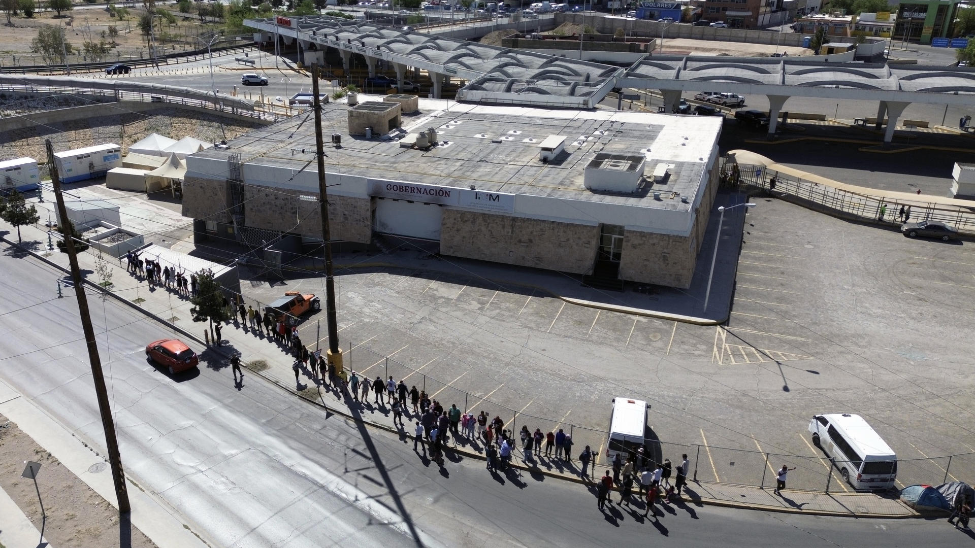 Migrantes realizaron vigilia al cumplirse un mes del trágico incendio en México