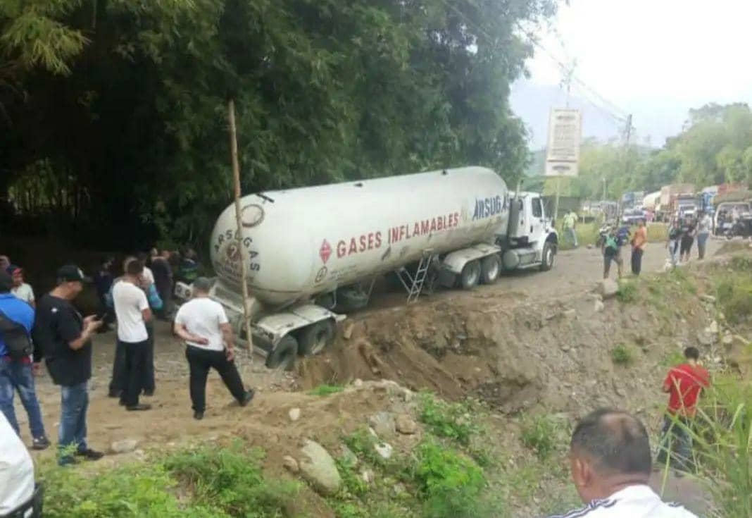 Gandola de gas licuado quedó atascada por las pésimas condiciones de la carretera Panamericana de Mérida