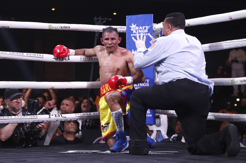 El venezolano Ismael Barroso sufre polémica derrota ante Rolando Romero por título de peso superligero (Videos)