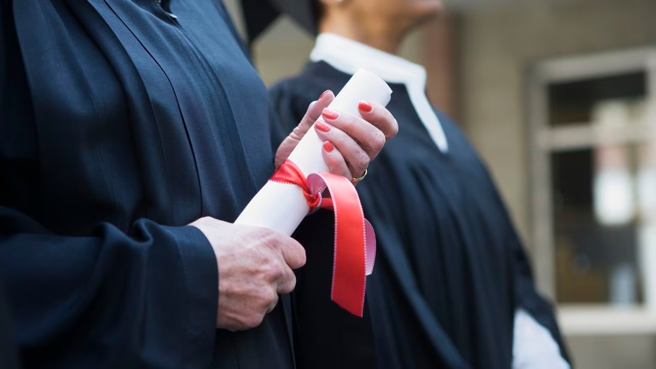 Nunca es tarde: Mujer se graduó como profesional a sus 81 años en Indiana