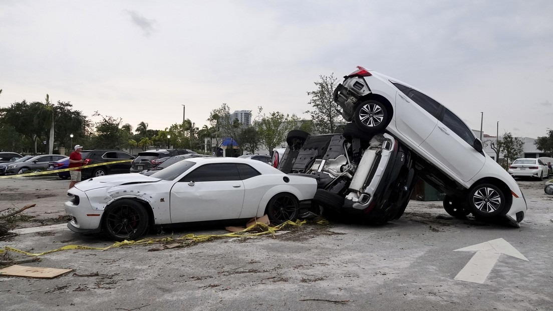 VIDEO: El momento en que un carro es levantado en el aire por un fuerte tornado en Florida