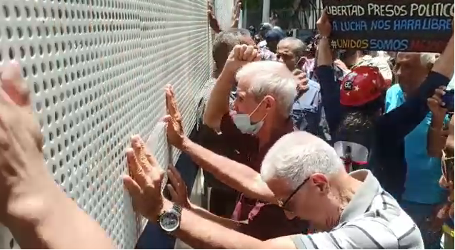 Funcionarios de la PNB impiden paso de la marcha de trabajadores a la sede del MP (VIDEOS)