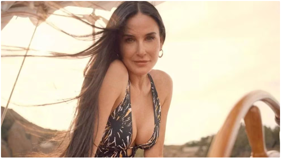 Demi Moore posó en bikini junto a su nieta y las redes estallaron con elogios