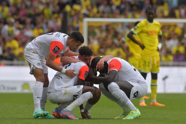 Dramática escena en el fútbol francés: se enteró de la muerte de su madre, pidió jugar y rompió en llanto durante el partido (VIDEO)