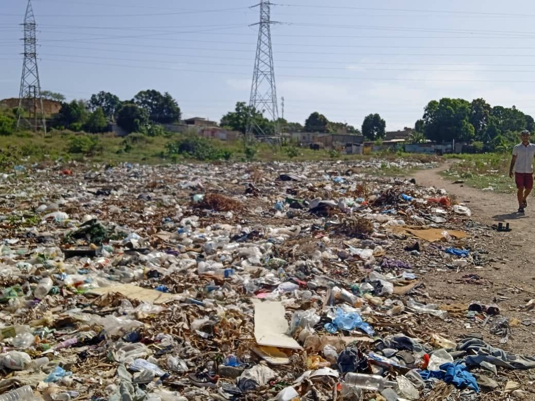 Vecinos de Los Ipures en Cumaná viven ahogados en basura