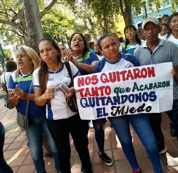 Docentes guariqueños se mantienen en la calle de manera pacífica exigiendo sueldos dignos