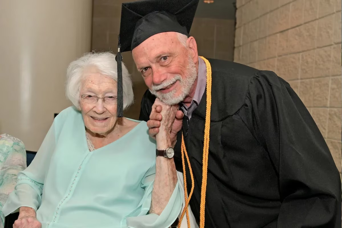 ¡Lo logró! Se graduó de universidad en Georgia a los 72 años y emocionó a todos al dedicárselo a su mamá, de 99