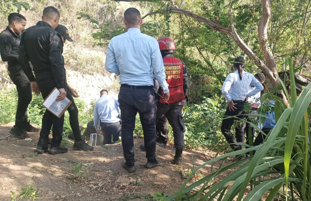 Bomberos recuperaron dos cadáveres abandonados en zona boscosa de Caracas