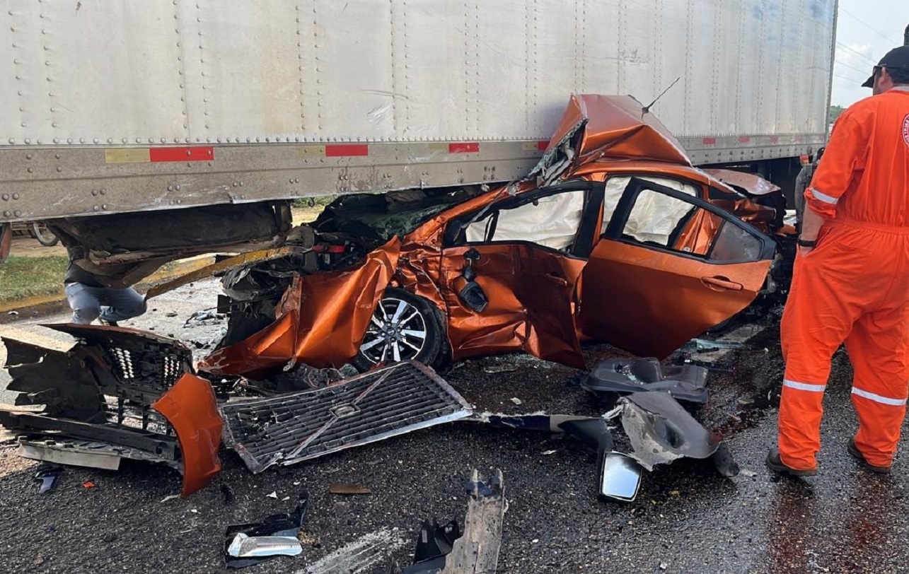 VIDEO: su carro quedó hecho trizas al impactar un tráiler, pero él se bajó sin un rasguño