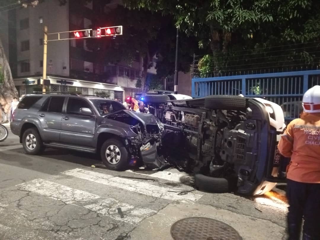 VIDEO: Captan en cámaras el brutal choque de una camioneta contra patrulla de PoliChacao en Los Palos Grandes