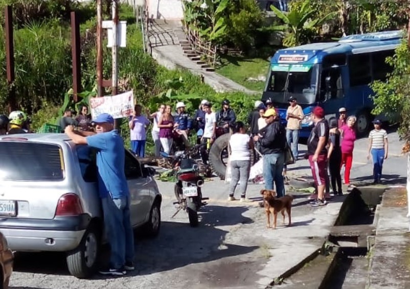 Dios te cuide de caer en el “huequito” que se formó en La Pueblita en Mérida