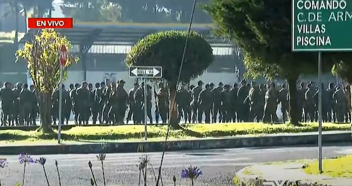 Tensión en Ecuador: Militares toman las calles tras el anuncio de Lasso para disolver el Congreso (VIDEO)