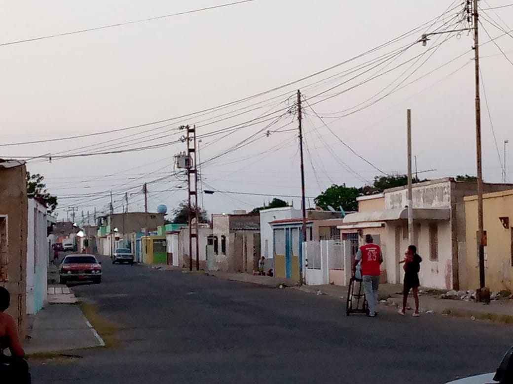 Con más de un mes sin agua, en Punto Fijo usan los chorritos que caen de aires acondicionados hasta para lavar ropa