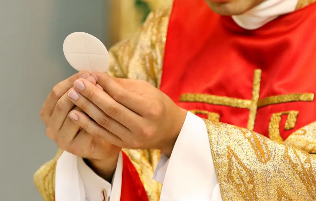 Se viraliza video de padre en Valencia que expulsó familia de una Iglesia por tomar fotos de primera comunión