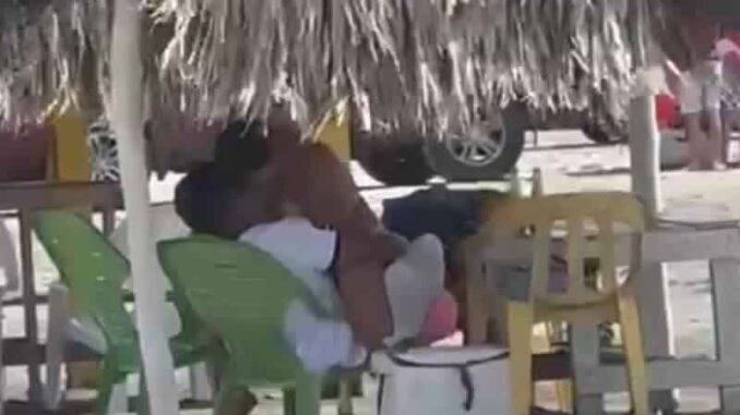 Sin pena y pudor: Pareja fue grabada en una playa de Cartagena teniendo sexo frente a todos