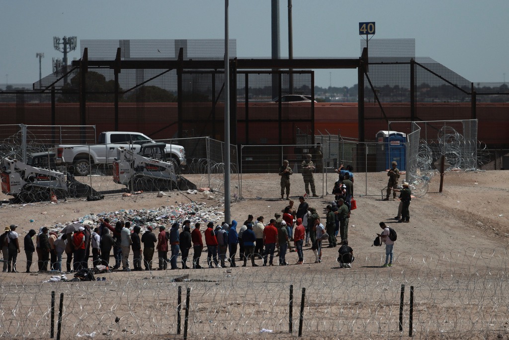 Lo que debe saber sobre el desafío de Florida a la política de libertad condicional a migrantes