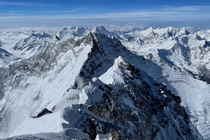 Un hombre escaló 27 veces el Monte Everest en 30 años y rompió un nuevo récord mundial