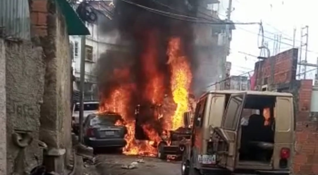 Otro incendio de carros en Caracas: el pánico se apoderó de los vecinos de Petare #23May (Imágenes)