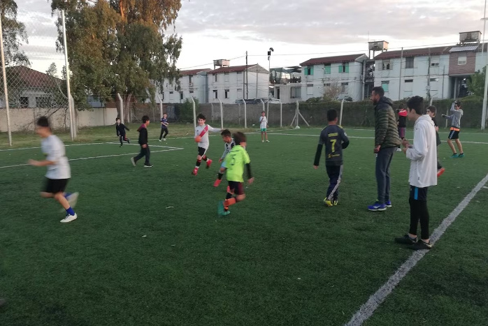 Tragedia: adolescente fue a jugar fútbol a un polideportivo, le cayó un arco encima y murió