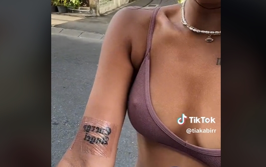 VIRAL: Joven se hizo un tatuaje, pero algo salió mal y rompió a llorar decepcionada al ver el resultado final (VIDEO)