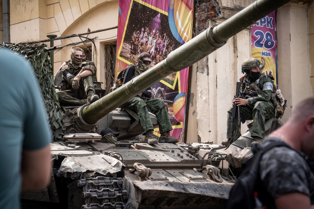 Decenas de rusos ovacionaron a combatientes Wagner frente al cuartel militar de Rostov (VIDEO)