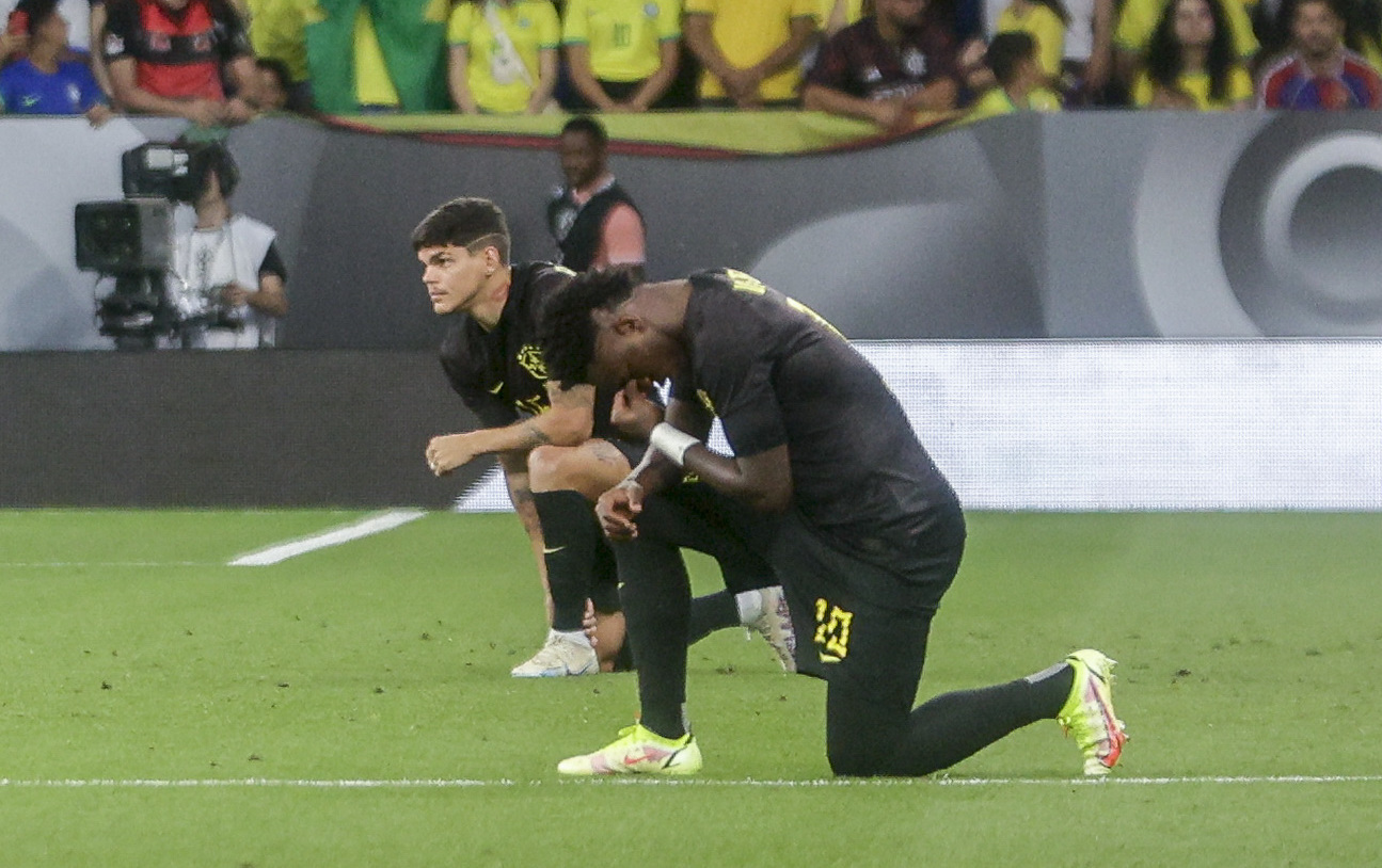 Brasil usó uniforme negro por primera vez en protesta contra el racismo (Fotos)