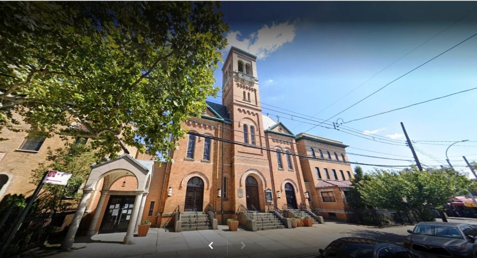 Se vistió de sacerdote para ingresar a una iglesia de Queens y lo que hizo luego escandalizó a todos