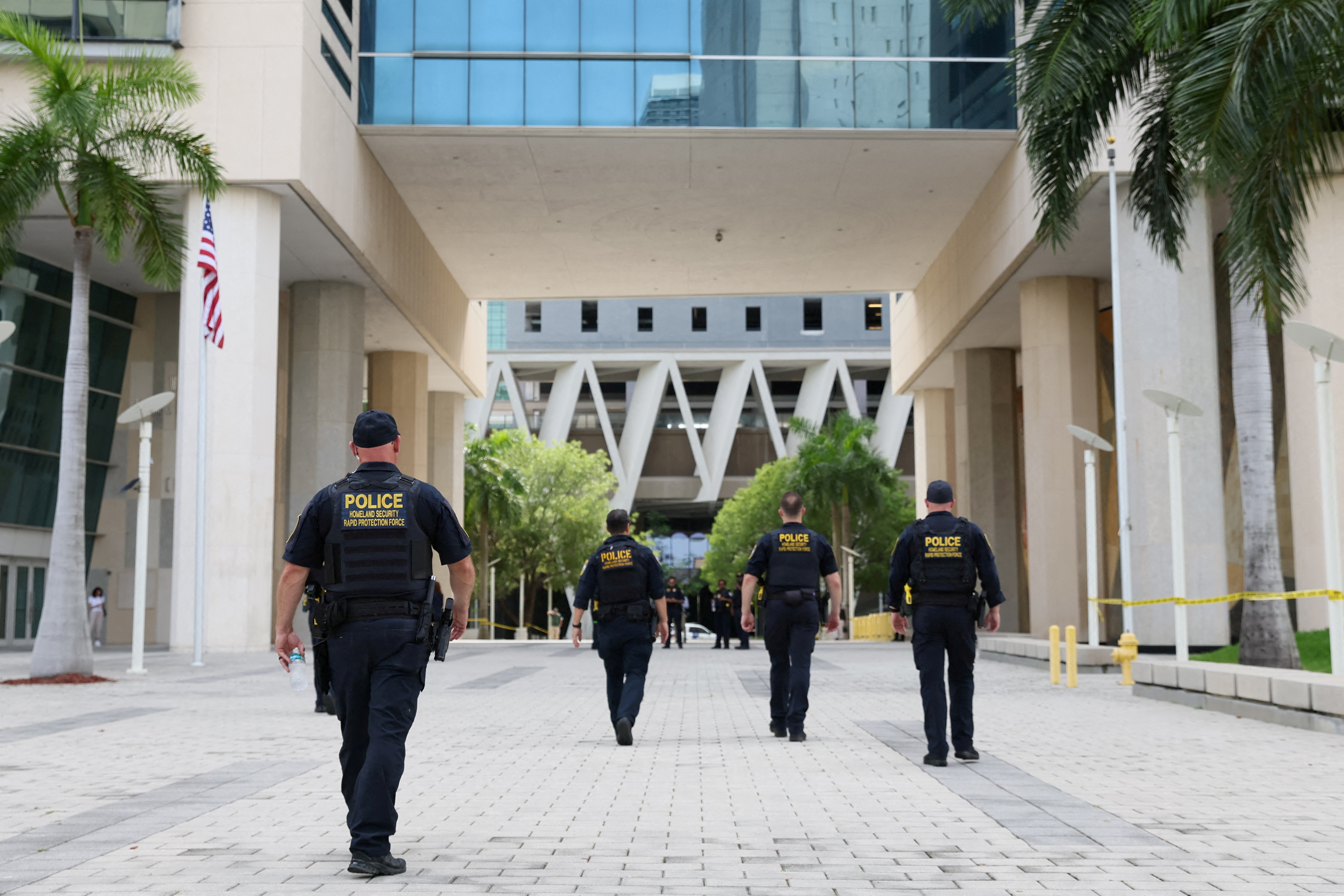 Fuertes medidas de seguridad en Miami ante la presentación del expresidente Trump por cargos federales (Video)