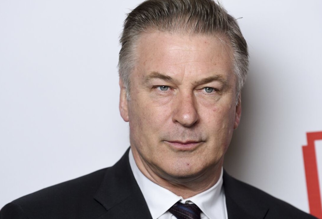 Alec Baldwin amenaza con demandar a fiscal por ocultar pruebas