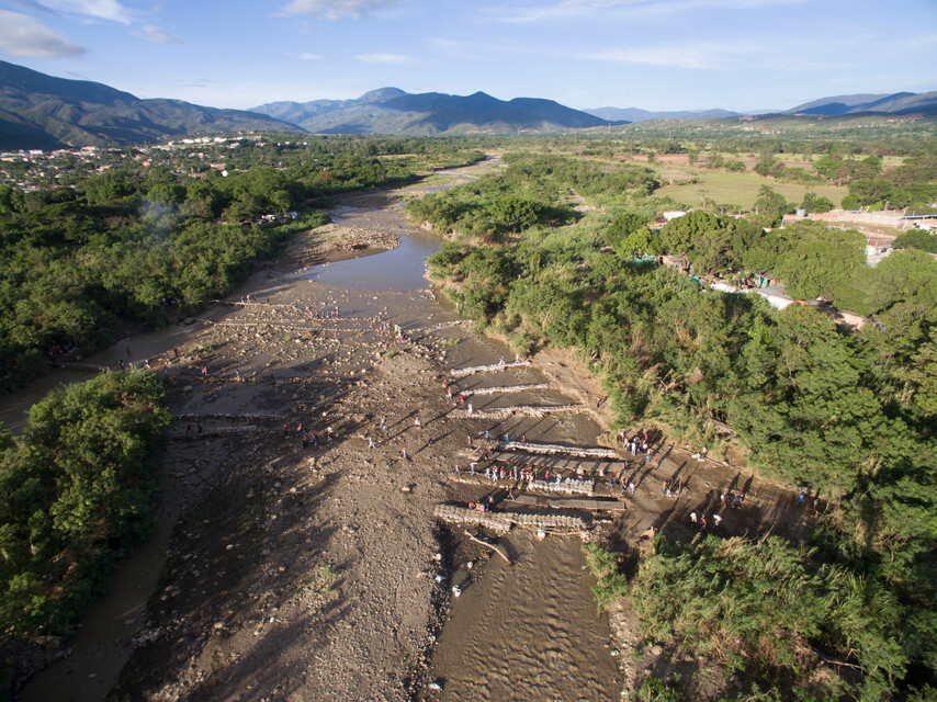 La trocha, un camino riesgoso que sigue siendo usado para cruzar la frontera