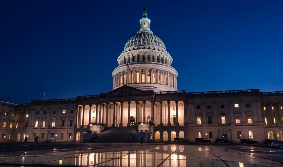 Senado de EEUU da aprobación final al acuerdo sobre techo de deuda y se lo envía a Biden (Video)