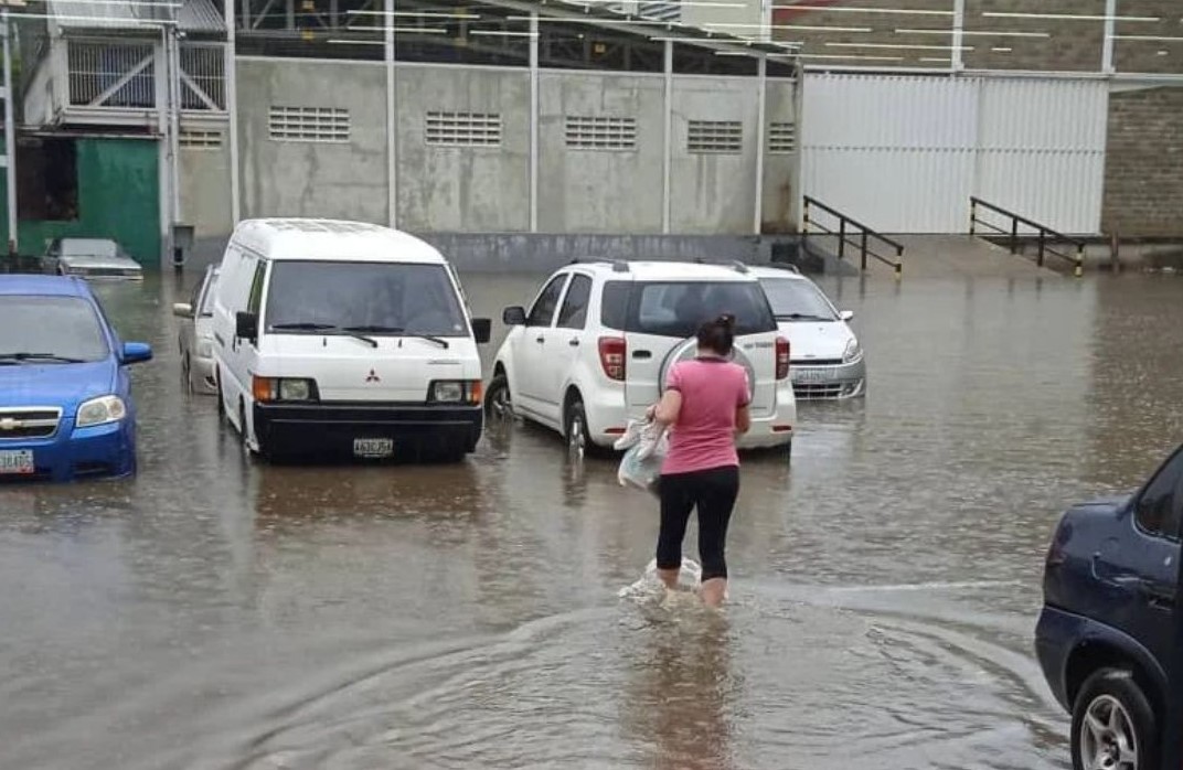 EN VIDEO: La MEGA LAGUNA que rodea el supermercado del Círculo Militar de Maracay