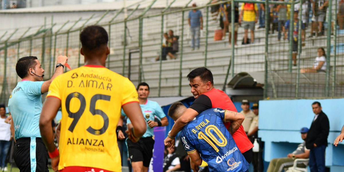 César Farías perdió los papeles y golpeó a dos jugadores del equipo contrario en pleno partido (VIDEO)