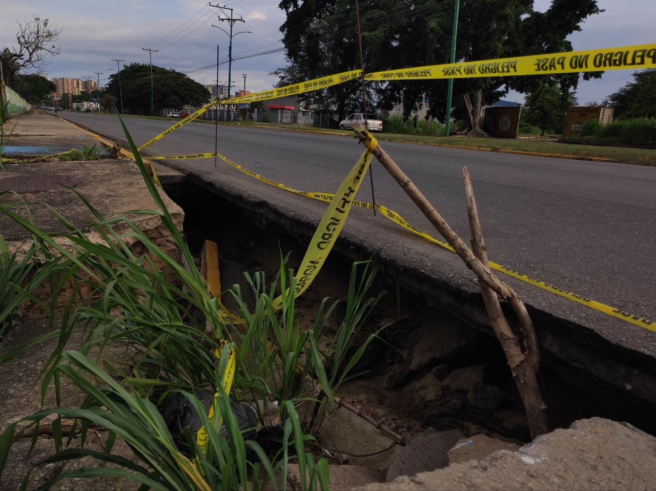 La avenida Universidad de Maracay se vendrá abajo en cualquier momento (IMÁGENES)