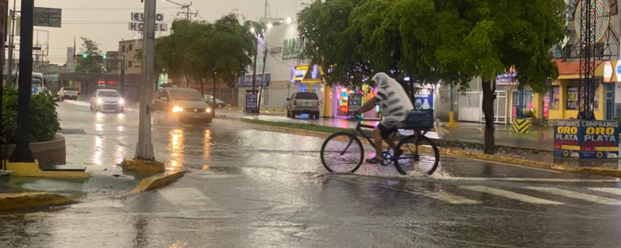 Onda tropical número 10 genera lluvias con descargas eléctricas en varios estados de Venezuela este #22Jun