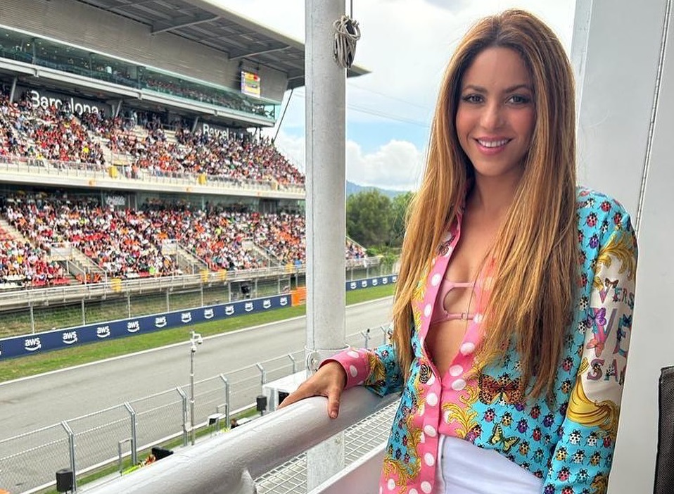 En minifalda y una blusa Versace: el costoso atuendo de Shakira en el encuentro con Lewis Hamilton