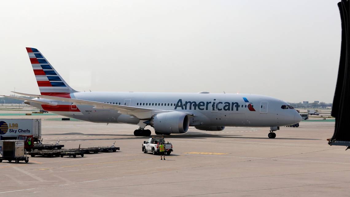 El insólito alboroto de una pasajera en vuelo hacia Chicago y todo por no colgar su teléfono en el avión