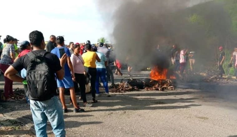 No se calan la “mamadera de gallo” de Corpoelec: Vecinos del sector Rosa Inés en Barcelona acumulan 10 días sin luz