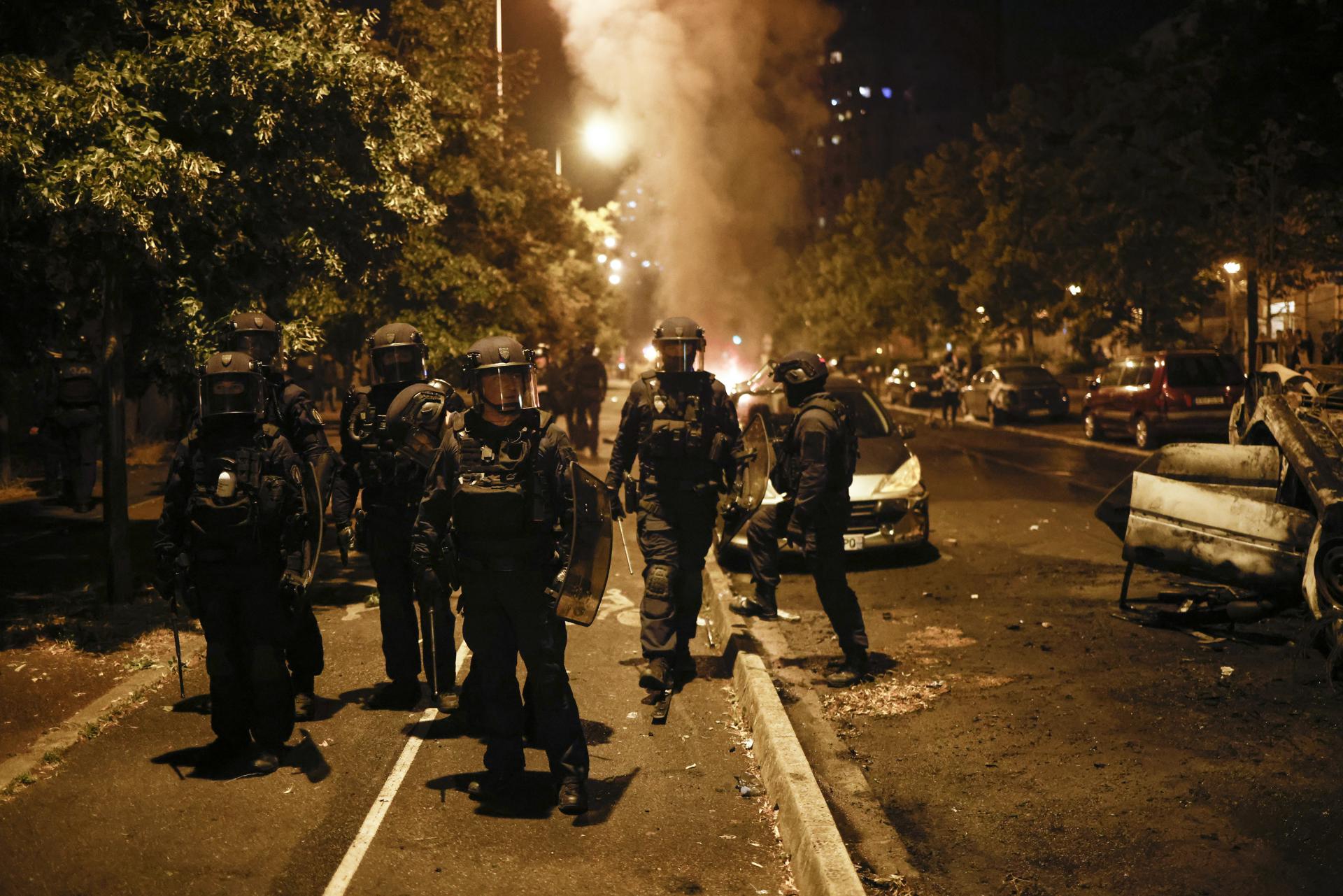 Al menos 150 detenidos en nueva jornada de disturbios por la muerte de un joven en Francia