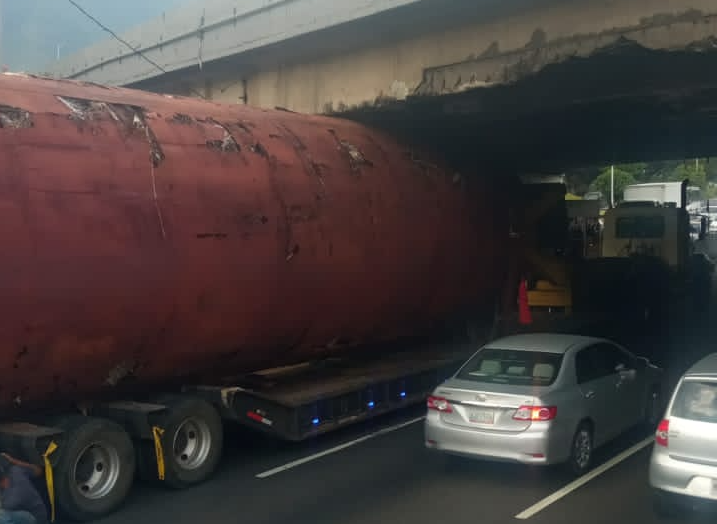 Gandola provocó una tranca al atascarse bajo distribuidor El Ciempiés (VIDEO)