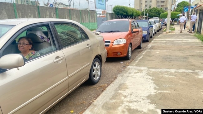 Vuelve “el calvario” de las largas colas para surtirse de gasolina en Venezuela (VIDEOS)