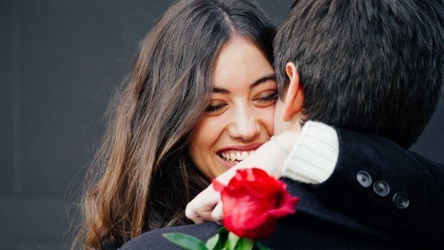 “Love bombing”: cuando demasiado amor se vuelve peligroso… y cómo saber si te está pasando a ti