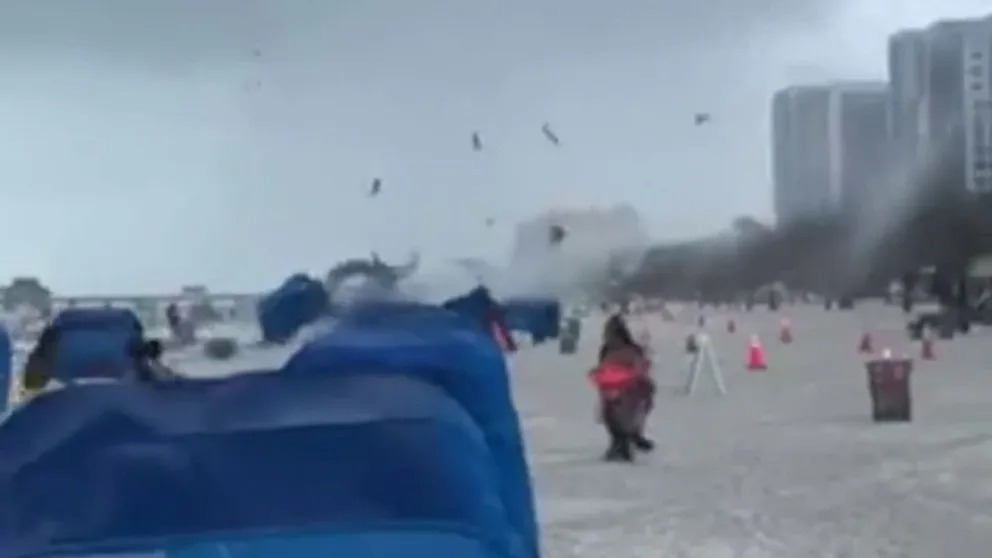 ¡Impresionante! Enorme tromba marina causó pánico en playa de Florida y dejó dos personas heridas