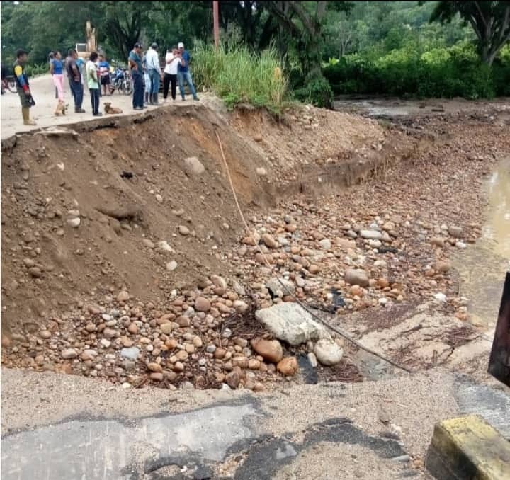 No hay paso por la Troncal 5 en Barinas: crecida del río La Yuca socavó la vía y bases del puente