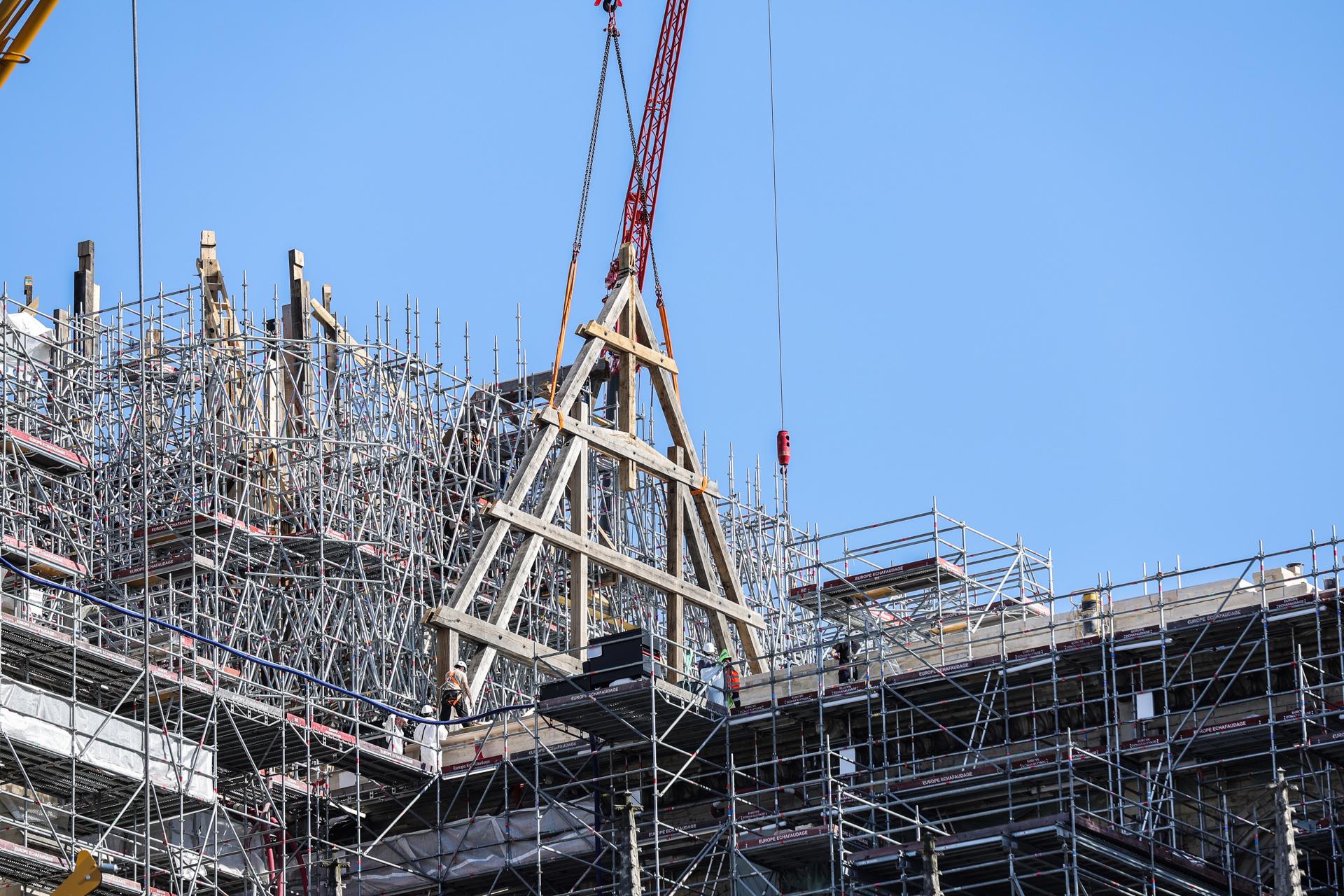 Llegan a Notre Dame de París vigas de madera para la reconstrucción de la catedral