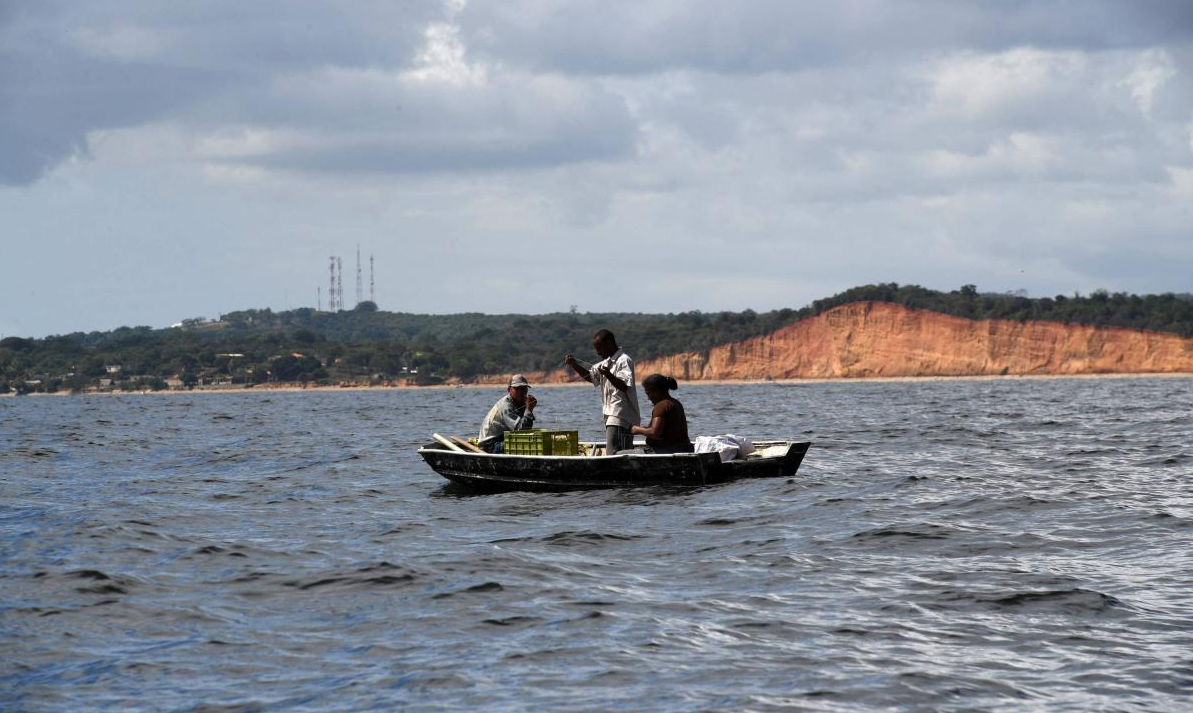 Fishermen declare an emergency after a new oil spill in western Venezuela