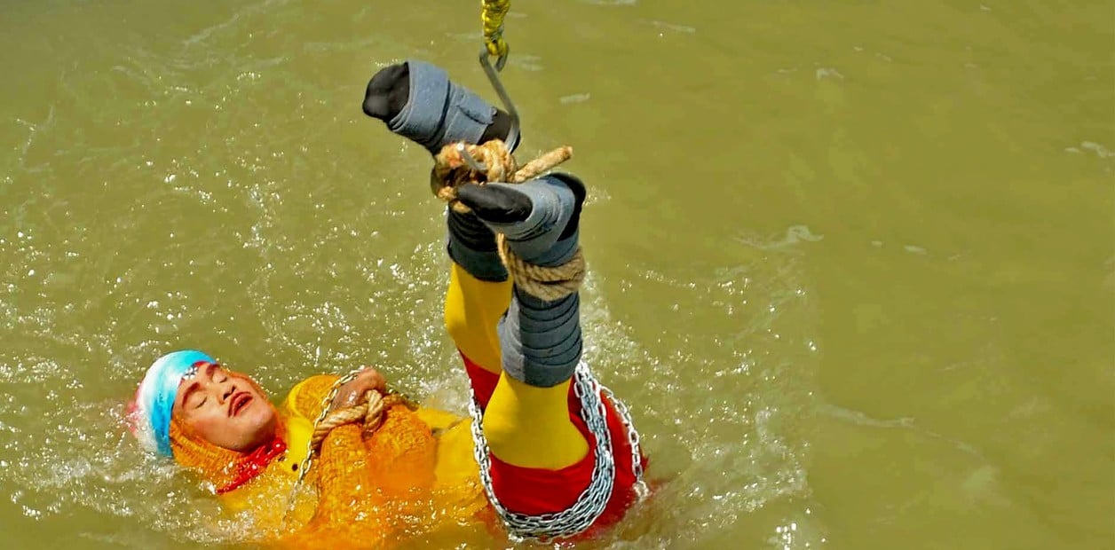 El día que fracasó el mago: se sumergió en un río atado de pies y manos y no salió (VIDEO)